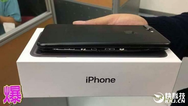 Chiếc iPhone 7 Plus bị tách đôi khi nằm trong hộp. 