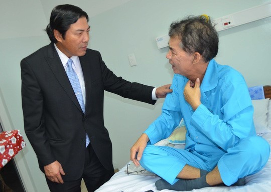 Ông Nguyễn Bá Thanh thăm hỏi bệnh nhân điều trị tại Bệnh viện Ung thư TP.Đà Nẵng. 