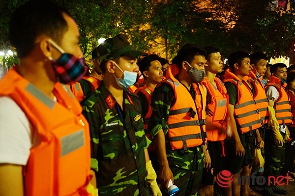 Sau sự cố cá chết hàng loạt ở Hồ Tây (Hà Nội), UBND Thành phố Hà Nội đã lập tức tung nhiều lực lượng với hàng nghìn người làm việc thâu đêm suốt sáng để khắc phục sự cố.