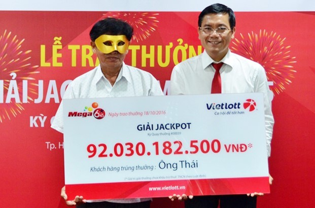 Phó tổng Giám đốc Vietlott Nguyễn Thanh Đạm trao giải Jackpot cho ông Thái. Ảnh: Vietlott. 