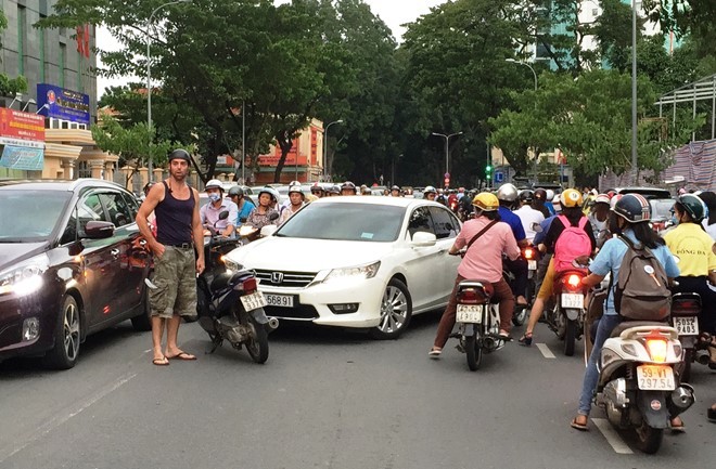 Ông Tây chặn ôtô chạy ngược chiều ở trung tâm Sài Gòn