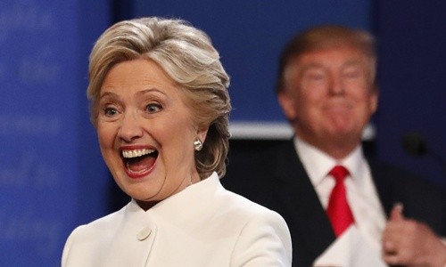Ứng viên tổng thống Mỹ đảng Dân chủ Hillary Clinton tối 19/10 trong phiên tranh luận cuối cùng với đối thủ đảng Cộng hòa Donald Trump ở Đại học Nevada, Las Vegas. Ảnh: Reuters