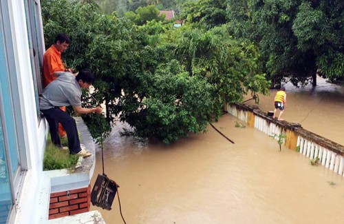 Nước lũ dâng cao ở Phú Yên, nhà người dân bị ngập sâu. Ảnh: N.X