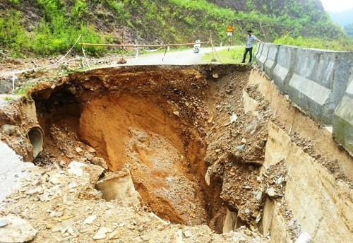 ‘Hố tử thần’ rộng 9 m chia cắt quốc lộ 16 ở Thanh Hóa