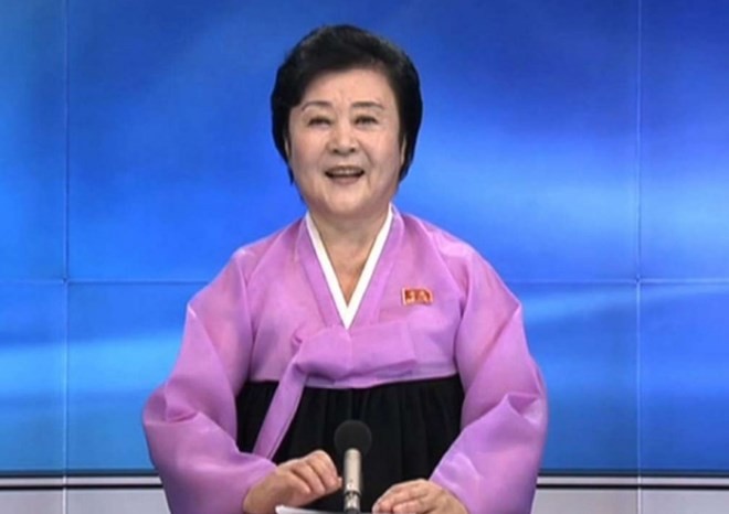 Bà Ri Chun-hee xuất hiện trong bộ trang phục truyền thống Triều Tiên với hai màu hồng và đen. (Nguồn: SCMP)
