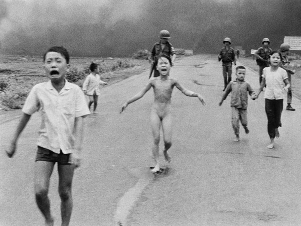 Bức ảnh 'Nỗi kinh hoàng chiến tranh' của nhà báo đoạt giải Pulitzer, Nick Ut, ghi lại cảnh các em bé Việt Nam chạy trốn một cuộc tấn công bằng bom napalm. (Ảnh: Nick Ut)