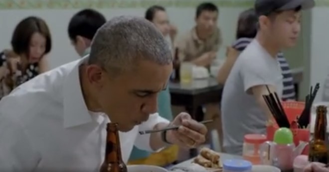 Hình ảnh ông Obama dùng đũa ăn bún chả trong clip quảng bá của CNN
