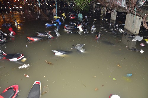  Hơn 1.000 xe máy chìm nghỉm trong nước ở Sài Gòn