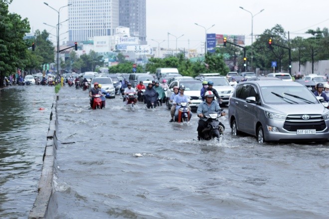 Phố Sài Gòn lại chìm trong nước sau ngày mưa tầm tã