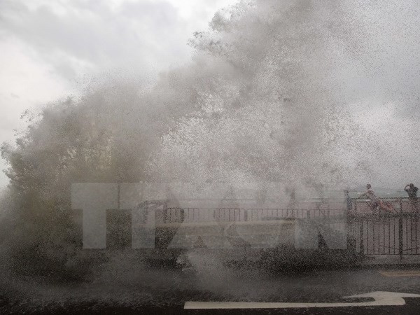 Sóng lớn xô vào bờ do ảnh hưởng của bão Haima tại Hong Kong, Trung Quốc ngày 21/10 vừa qua. (Ảnh: AFP/TTXVN)