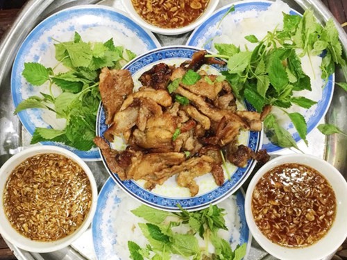 Những quán ăn hơn 25 năm tuổi ở Hà Nội luôn đông khách