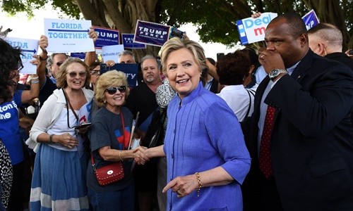 Bà Hillary Clinton gặp gỡ cử tri trong chuyến vận động tranh cử ở Pompano Beach, bang Florida, hôm 30/10. Ảnh: AFP