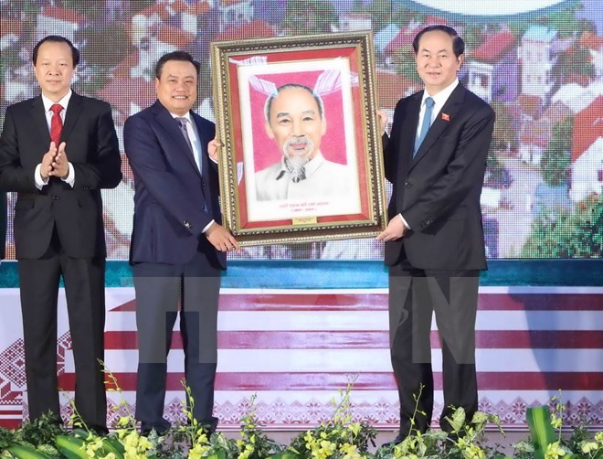 Chủ tịch nước Trần Đại Quang tặng bức ảnh chân dung Chủ tịch Hồ Chí Minh cho Đảng bộ, chính quyền, quân và dân các dân tộc tỉnh Lạng Sơn. (Ảnh: Nhan Sáng/TTXVN)