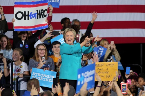 Bà Clinton đang dẫn trước đối thủ sát giờ bầu cử. Ảnh: Reuters