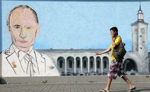 Một bức graffiti ​vẽ Tổng thống Nga Vladimir Putin ở trung tâm thành phố Crimea của Simferopol. (Nguồn: AFP)