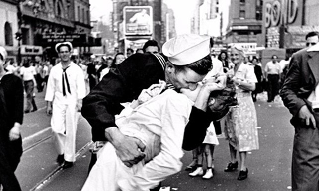 "Ngày V-J ở Quảng trường Thời đại", một trong những bức ảnh nổi tiếng nhất thế kỷ XX. Ảnh: Alfred Eisenstaedt