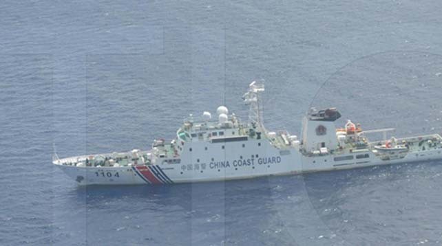 Một tàu tuần duyên Trung Quốc trong ảnh do Philippines chụp được gần bãi cạn Scarborough. Ảnh: ABS-CBN