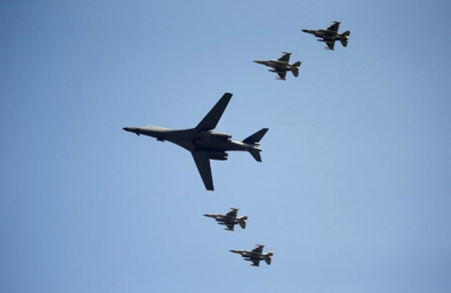 Máy bay ném bom B-1 của Mỹ cùng 4 tiêm kích bay trên bán đảo Triều Tiên. Ảnh: Reuters