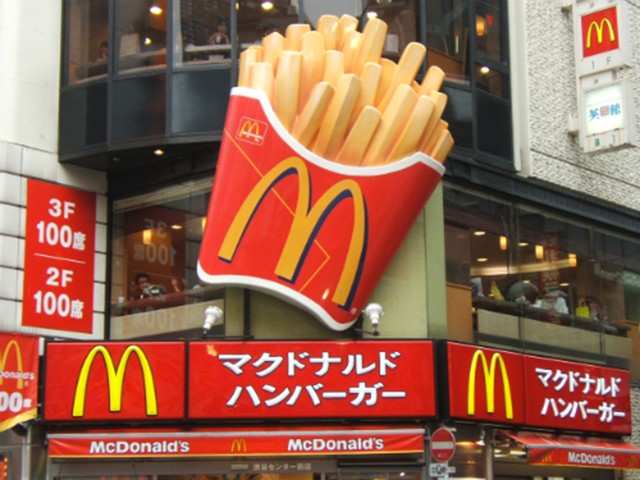 Những cửa hàng thức ăn nhanh ở Nhật Bản ngày càng thêm các suất ăn giá rẻ hơn.