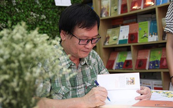 Tác giả Nguyễn Nhật Ánh kí tặng sách cho độc giả. Ảnh: VOV