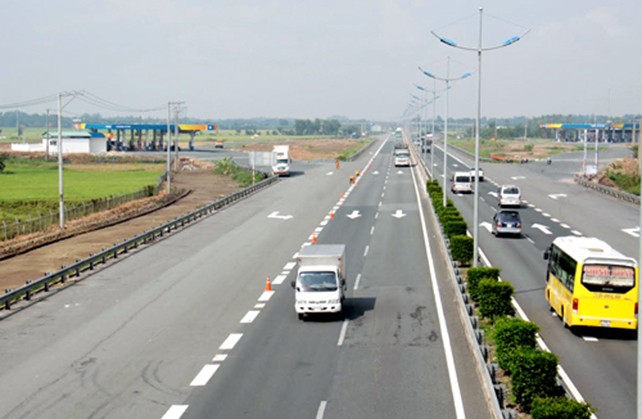 Trạm dừng chân đầu tiên trên cao tốc TP HCM - Trung Lương được xây cả hai hướng đặt ở huyện Thủ Thừa, Long An. Ảnh: Hoàng Nam