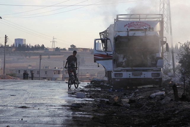 Một xe tải chở hàng cứu trợ của Liên Hợp Quốc bị hư hại. Ảnh: Reuters.