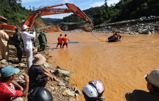 Lực lượng cứu hộ tìm kiếm thi thể công nhân tử nạn trong sự cố thủy điện Sông Bung 2. Ảnh: Sơn Thủy.