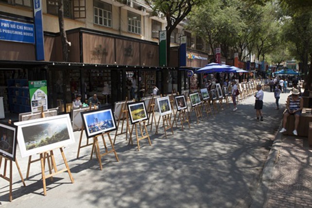 Một triển lãm tranh diễn ra tại đường sách Nguyễn Văn Bình
