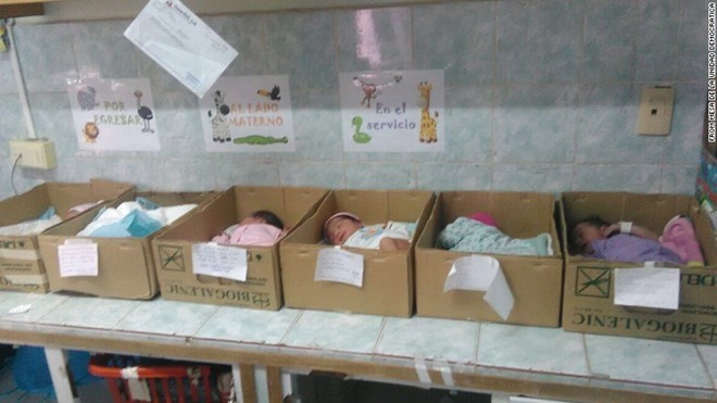 Trẻ sơ sinh được đặt trong hộp giấy tại một bệnh viện nhà nước ở Venezuela. Ảnh: CNN