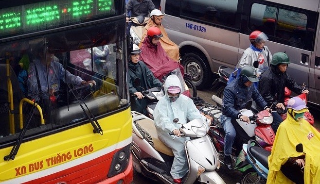 Xe buýt Hà Nội không còn ưu thế "nhanh hơn xe đạp, rẻ hơn xe máy". Ảnh: Lê Hiếu.