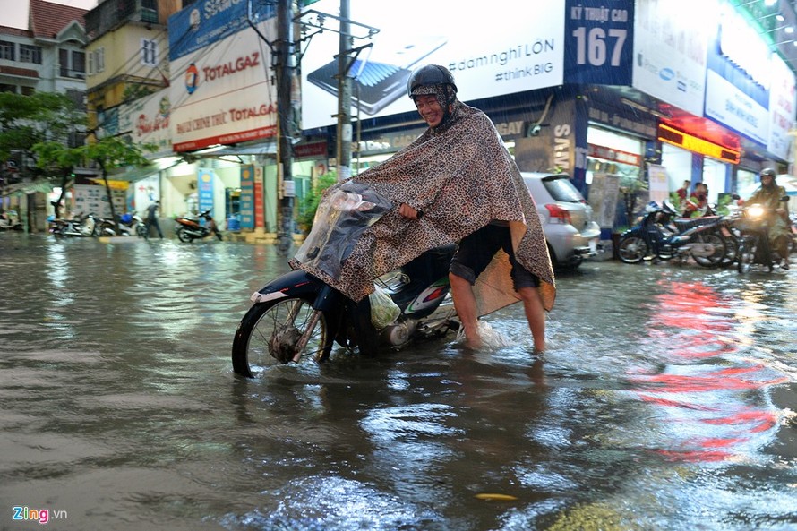 Cơn mưa lớn chiều 24/9 khiến nhiều tuyến đường ở Hà Nội bị ngập nặng. Trong ảnh là cảnh dắt xe máy trên phố Thái Hà (quận Đống Đa). Lúc này nước đã rút khá nhiều.