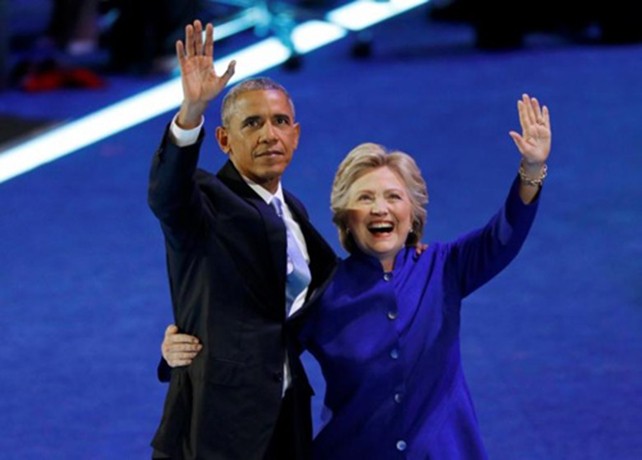 Tổng thống Mỹ Barack Obama và ứng viên tổng thống đảng Dân chủ Hillary Clinton tại đại hội toàn quốc đảng Dân chủ ngày 27/7 ở Philadelphia, Pennsylvania. Ảnh: Reuters.