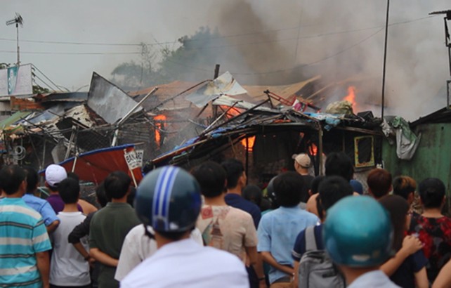 Lửa nghi ngút từ đám cháy 4 căn nhà tại làng đại học. Ảnh: Sơn Hòa