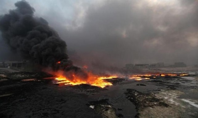 Lửa bốc lên từ các giếng dầu ở Qayyara, Iraq, hôm 29/8. Ảnh: Reuters