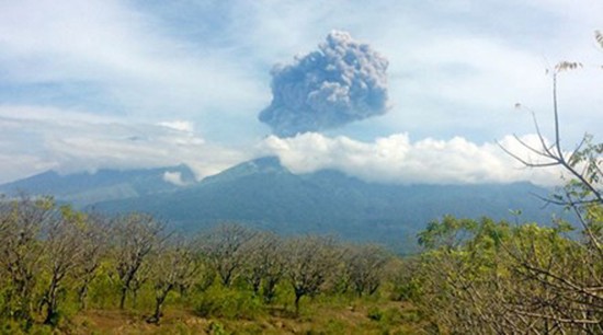 Núi lửa Barujari bắt đầu phun trào cột khói bụi. Ảnh: RT