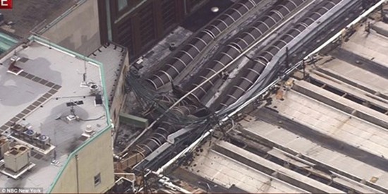 Hiện trường vụ tàu lao nhanh kinh hoàng khiến nhà ga đổ sập