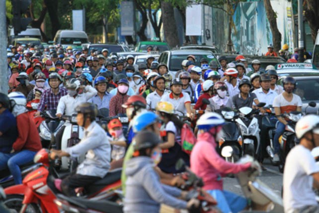 Nút giao thông Trần Phú - Lê Duẩn phía bờ tây cầu quay sông Hàn đang xảy ra ùn tắc cục bộ giờ cao điểm vì nhiều phương tiện lưu thông. Ảnh: Nguyễn Đông.