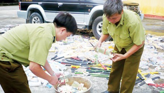 Lực lượng Quản lý thị trường thu giữ và tiêu hủy một vụ buôn bán hàng lậu tại Hà Nội