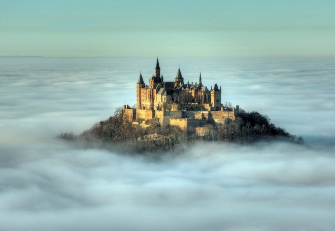 Hohenzollern, Đức Lâu đài nằm trên đỉnh núi Hohenzollern, cao 2.800 m so với mực nước biển. Nơi đây từng là chỗ nghỉ của các vua Phổ.