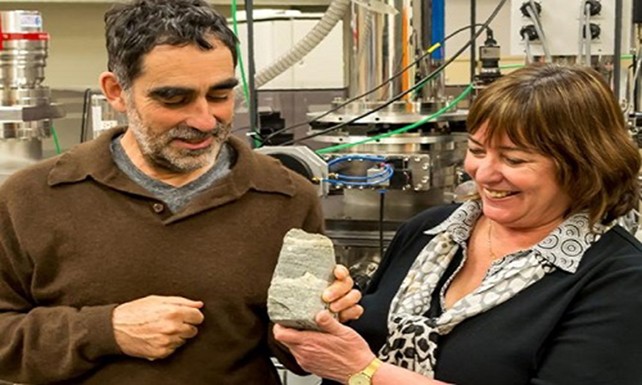 Giáo sư Allen Nutman và phó giáo sư Vickie Bennett đang cầm trên tay mẫu đá stromatolite có niên đại 3,7 tỷ năm. Ảnh: AFP.