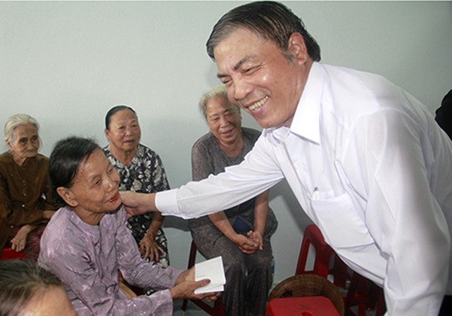 Ông Nguyễn Bá Thanh trong một lần tặng quà cho những người bị phong đã khỏi bệnh, được chuyển từ Làng Vân tách biệt về với đất liền. Ảnh: Nguyễn Đông.