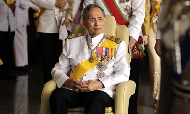 Sức khỏe của nhà vua Bhumibol Adulyadej được nhiều người Thái Lan quan tâm. Ảnh: Reuters.