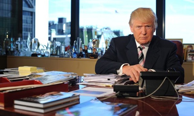Ông Donald Trump tại văn phòng làm việc thuộc tòa Tháp Trump, New York. Ảnh: Washington Post
