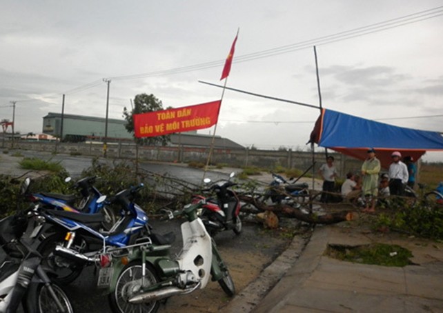 Người dân Điện Bàn nhiều lần dựng lán trại phản đối Nhà máy thép Việt-Pháp gây ô nhiễm môi trường. Ảnh: N.Đ.