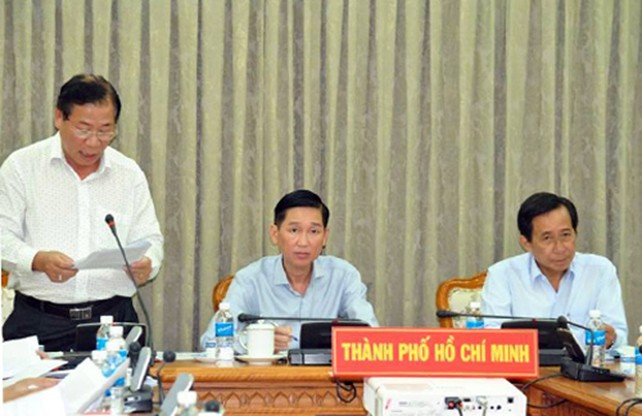 Phó chủ tịch UBND TP HCM Trần Vĩnh Tuyến chủ trì cuộc họp trực tuyến về cải cách hành chính. Ảnh: Trung Sơn
