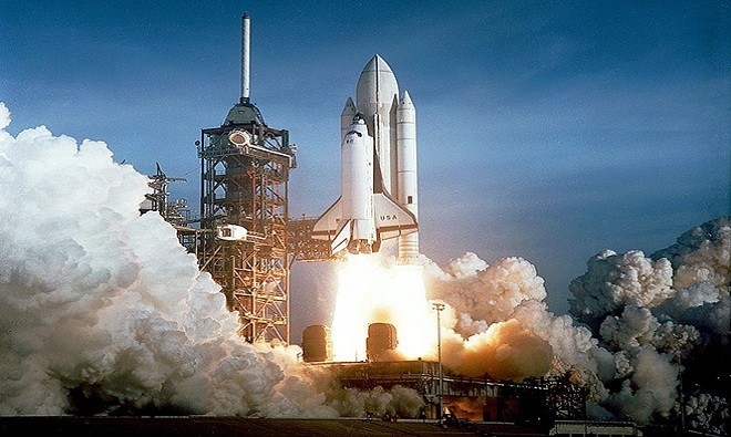 Năm 1972, Cơ quan Hàng không Vũ trụ Mỹ (NASA) khởi động Chương trình tàu con thoi. Trong khoảng thời gian 30 năm từ 1981 đến 2011, chương trình này đã đưa hơn 300 phi hành gia lên quỹ đạo tầm thấp của Trái Đất, theo Cnet.
