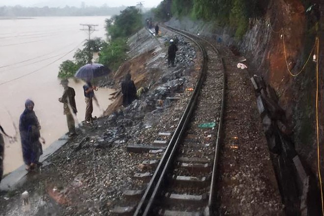 Sau 3 ngày mưa lớn do ảnh hưởng áp thấp nhiệt đới, hoạt động của tuyến đường sắt Bắc Nam qua tỉnh Hà Tĩnh và Quảng Bình bị giám đoạn từ chiều 14/10. Hơn 40 chuyến tàu phải dừng hoạt động, nằm chờ nước rút rải rác ở khu vực miền Trung. 