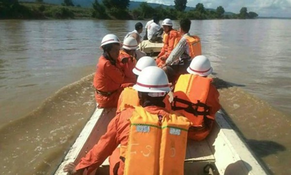 Nhân viên cứu hộ tìm kiếm trên khu vực sông Chindwin, nơi xảy ra vụ chìm phà. Ảnh: AFP