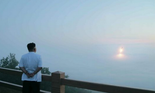 Lãnh đạo Triều Tiên Kim Jong-un thị sát một cuộc tập trận phóng tên lửa. Ảnh: KCNA