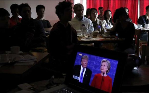 Người Trung Quốc tụ tập xem cuộc tranh luận giữa hai ứng viên tổng thống Mỹ. Ảnh: SCMP
